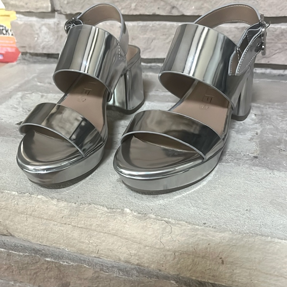 AEROSOLES Silver Platform Sandals with Metallic Finish